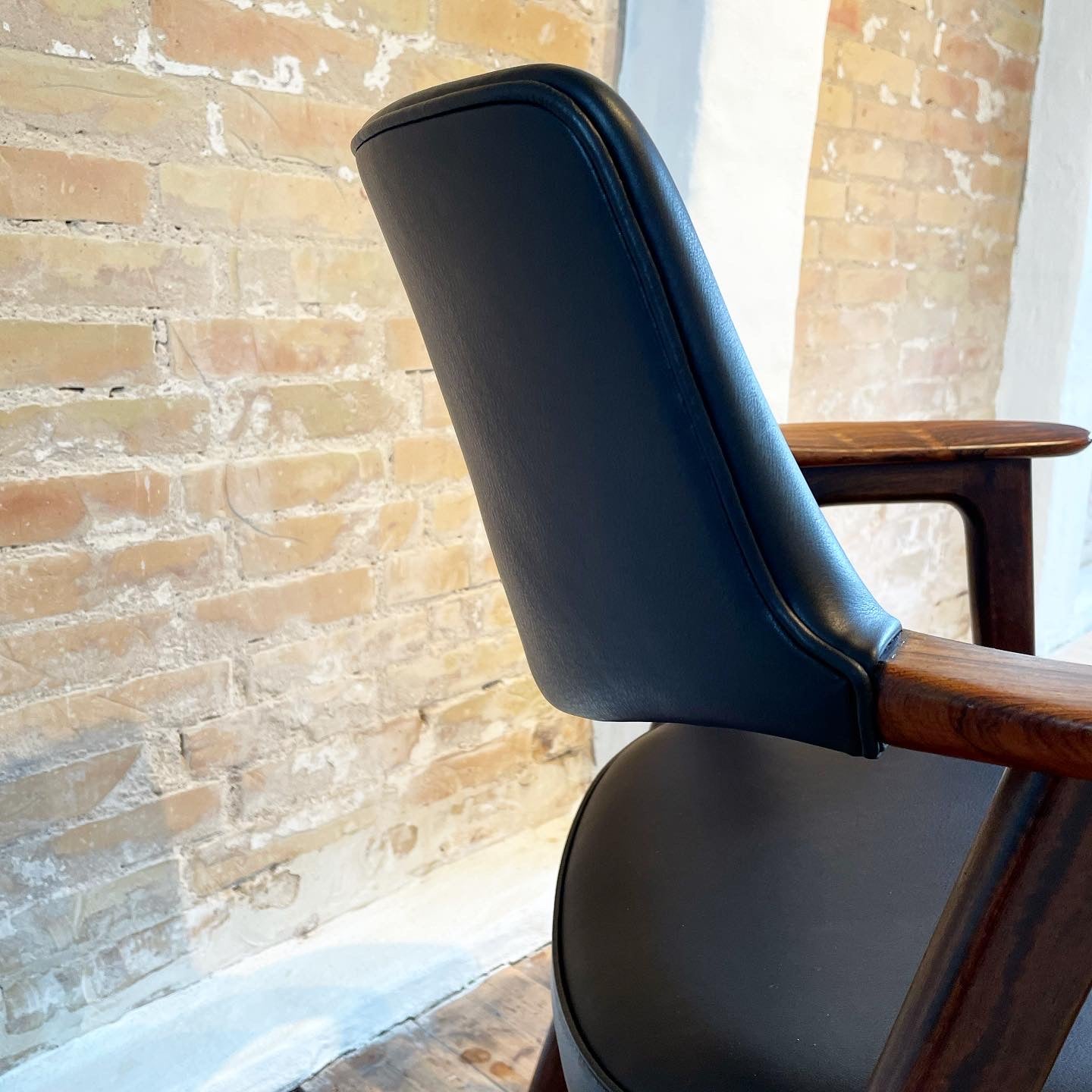 Armstol Erik Kirkegaard model 43 ompolstring