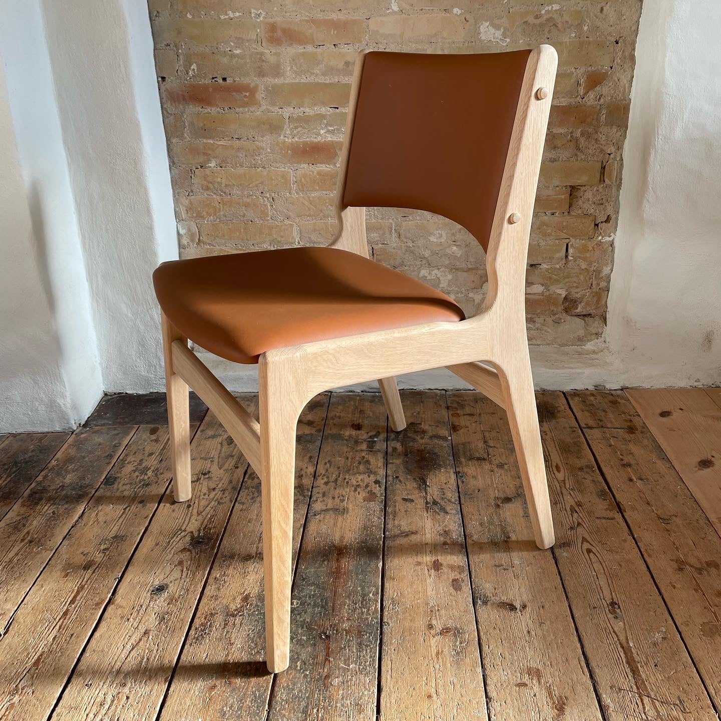 Ompolstring af Erik Buch model 89 i semi-anilin læder fra CAMO