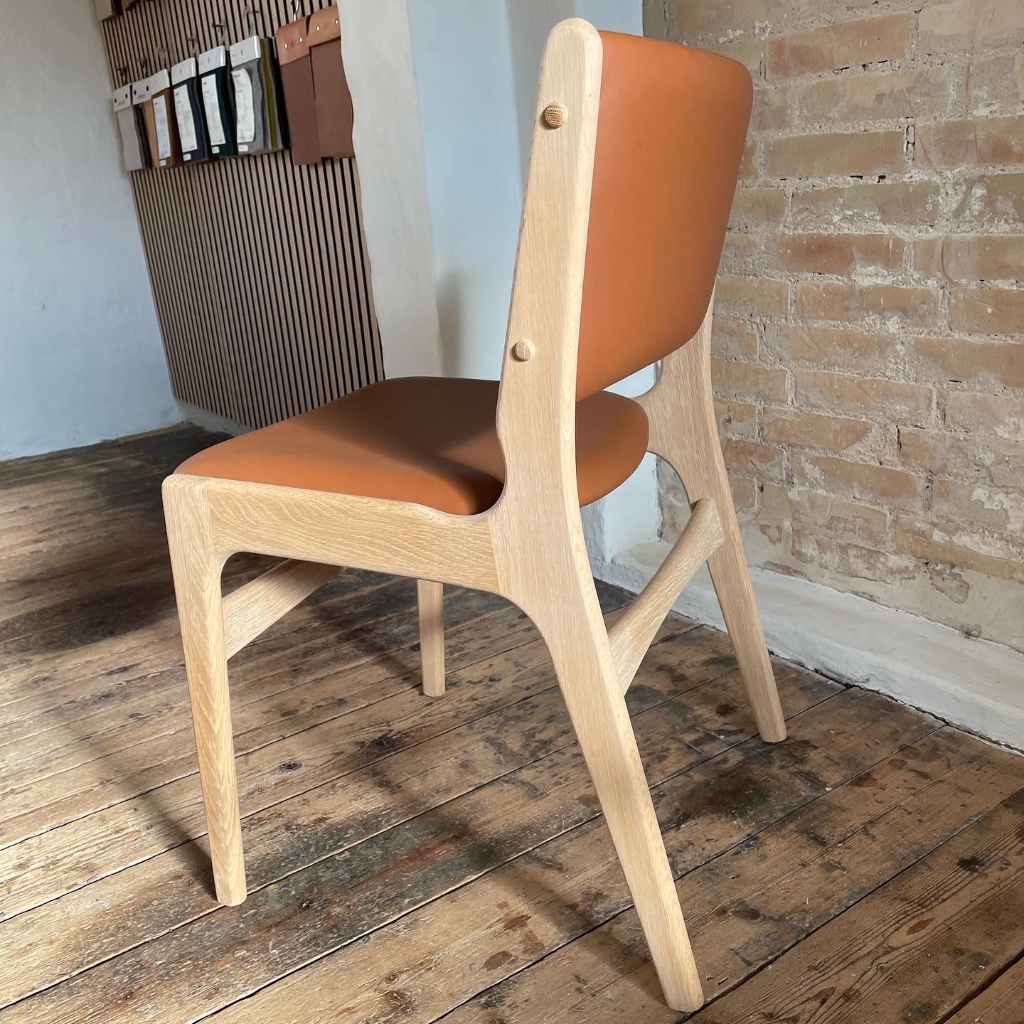 Ompolstring af Erik Buch model 89 i semi-anilin læder fra CAMO