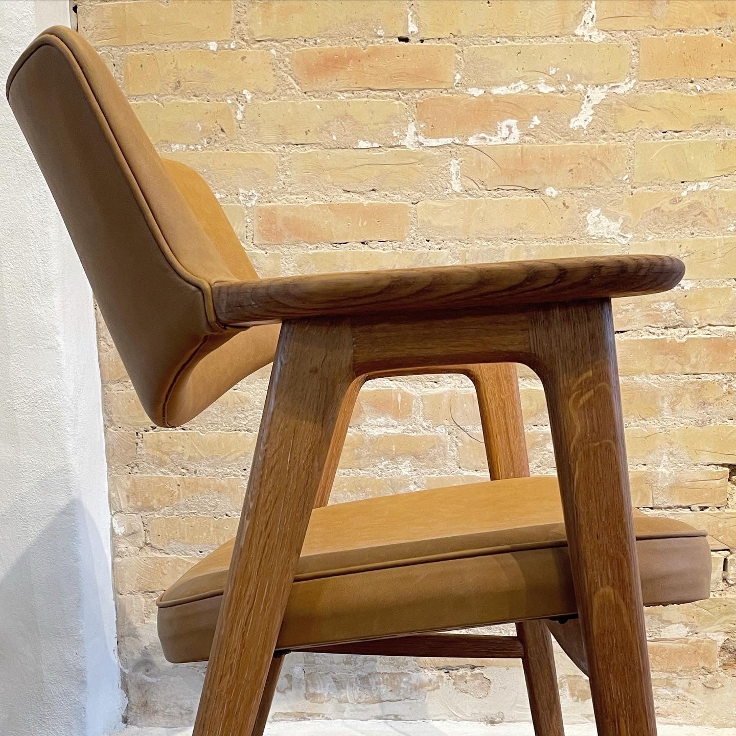 Erik Kirkegaard model 43 armstol ompolstring