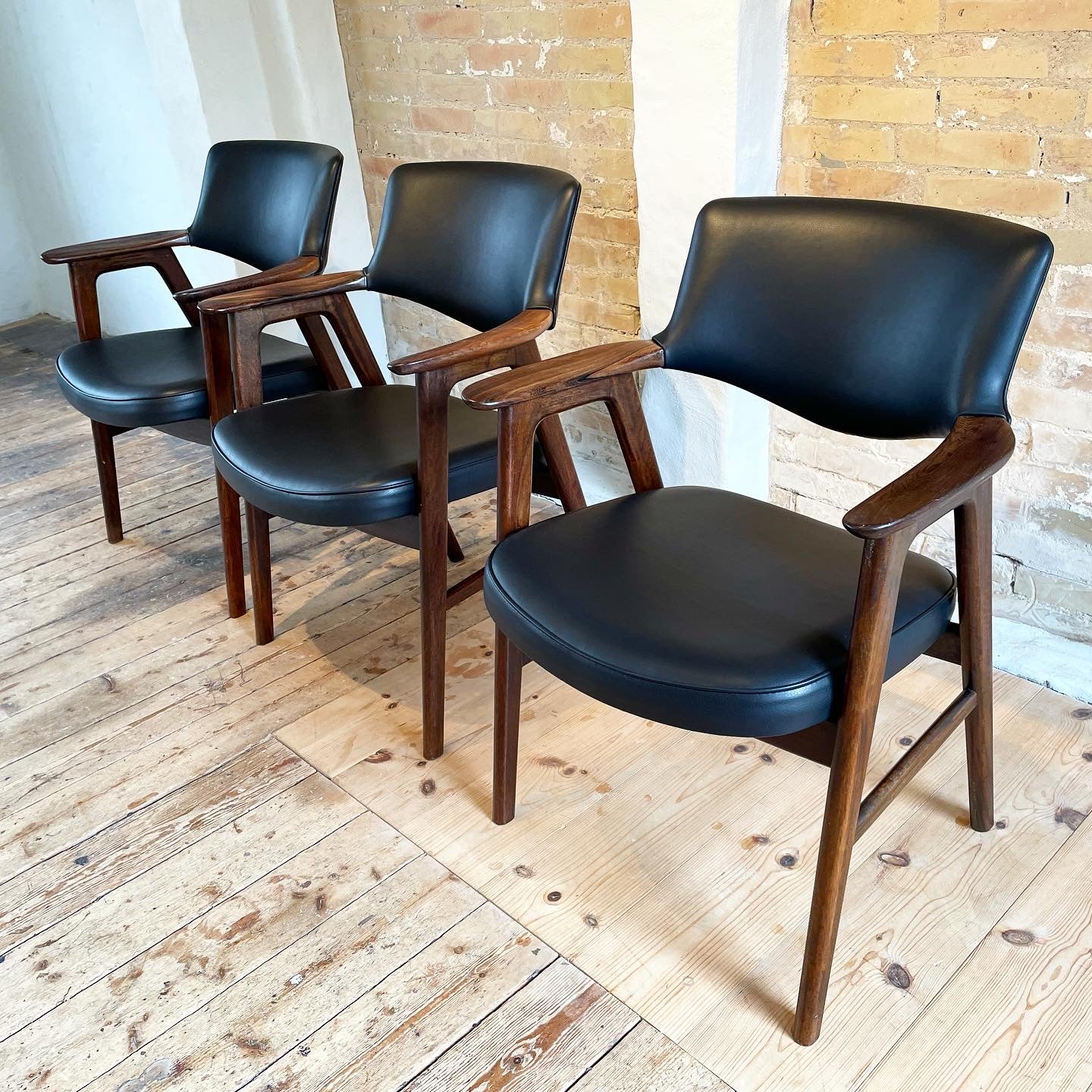 Erik Kirkegaard armstol model 43 ompolstret i sort læder