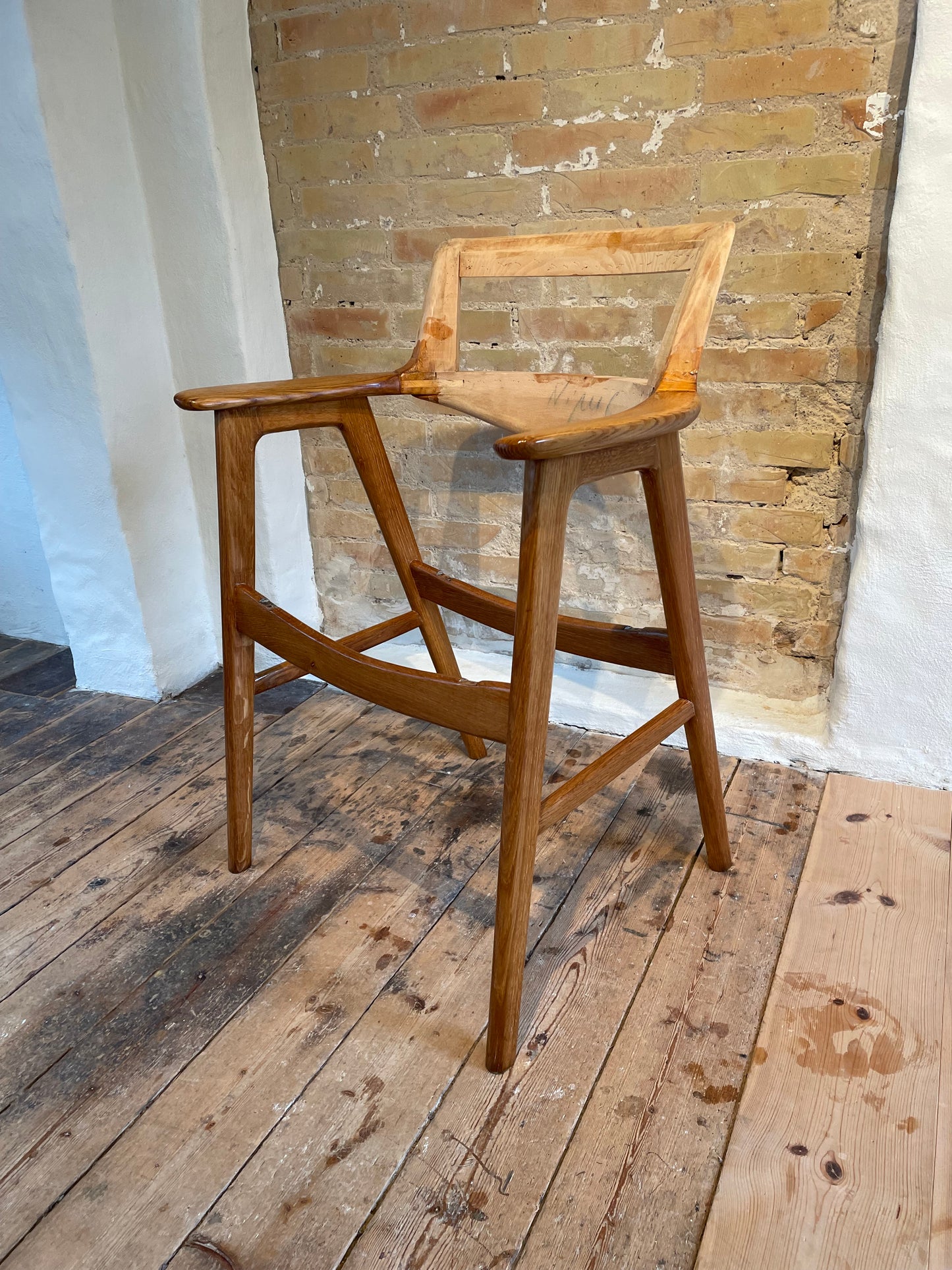 Sanding and oil treatment of Erik Kirkegaard model 43 in oak