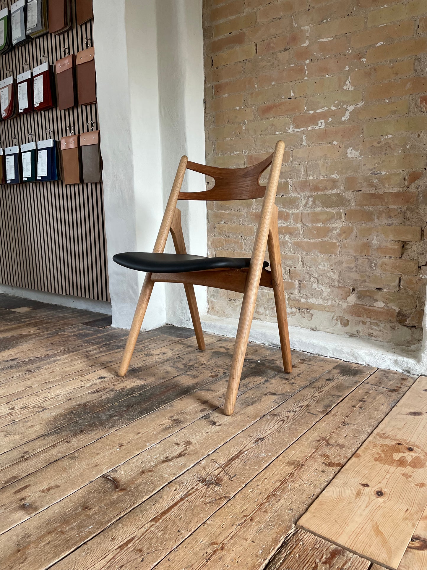 Ompolstring af Wegner savbukkestol