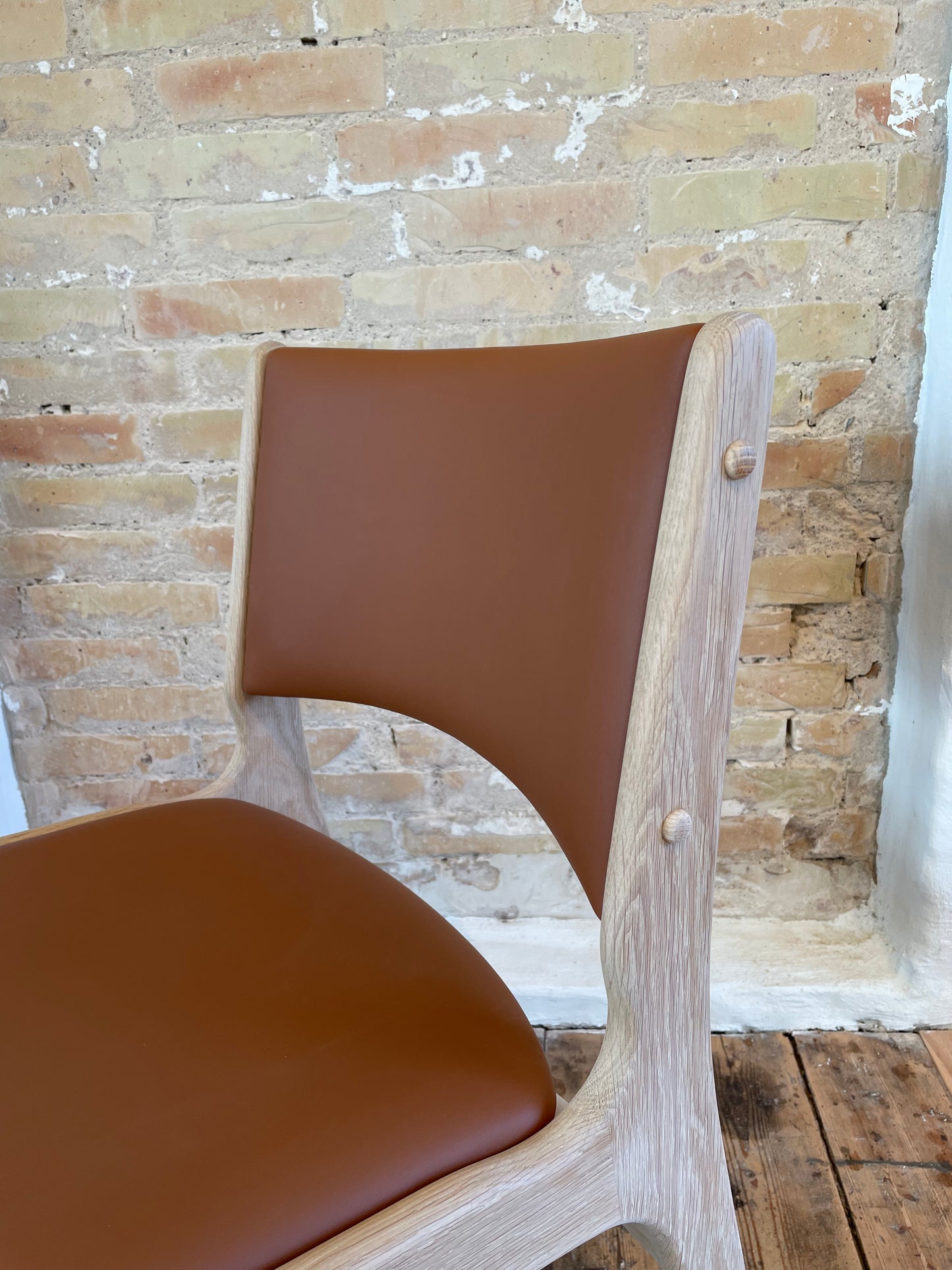 Ompolstring af Erik Buch model 89 i semi-anilin læder fra CAMO