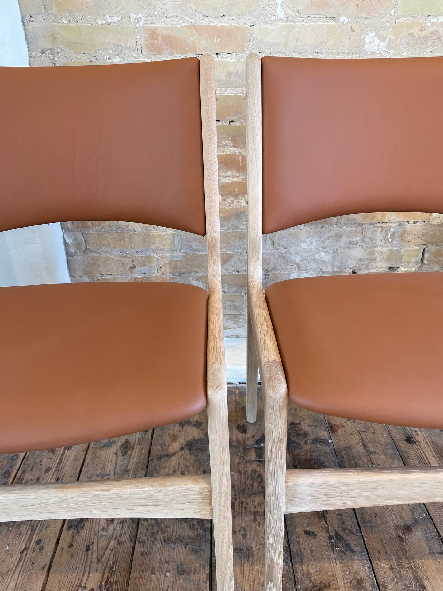 Ompolstring af Erik Buch model 89 i semi-anilin læder fra CAMO