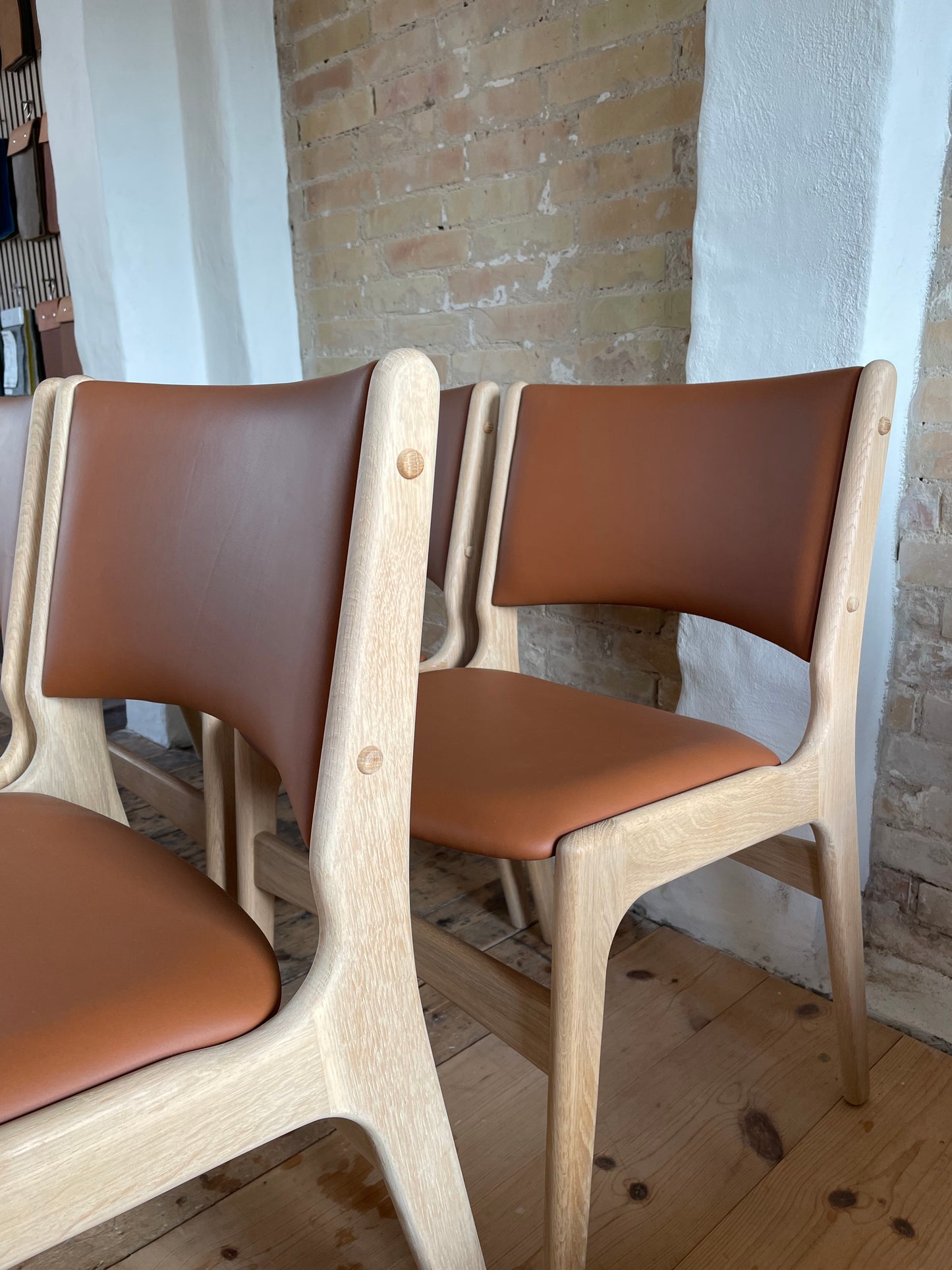 Ompolstring af Erik Buch model 89 i semi-anilin læder fra CAMO