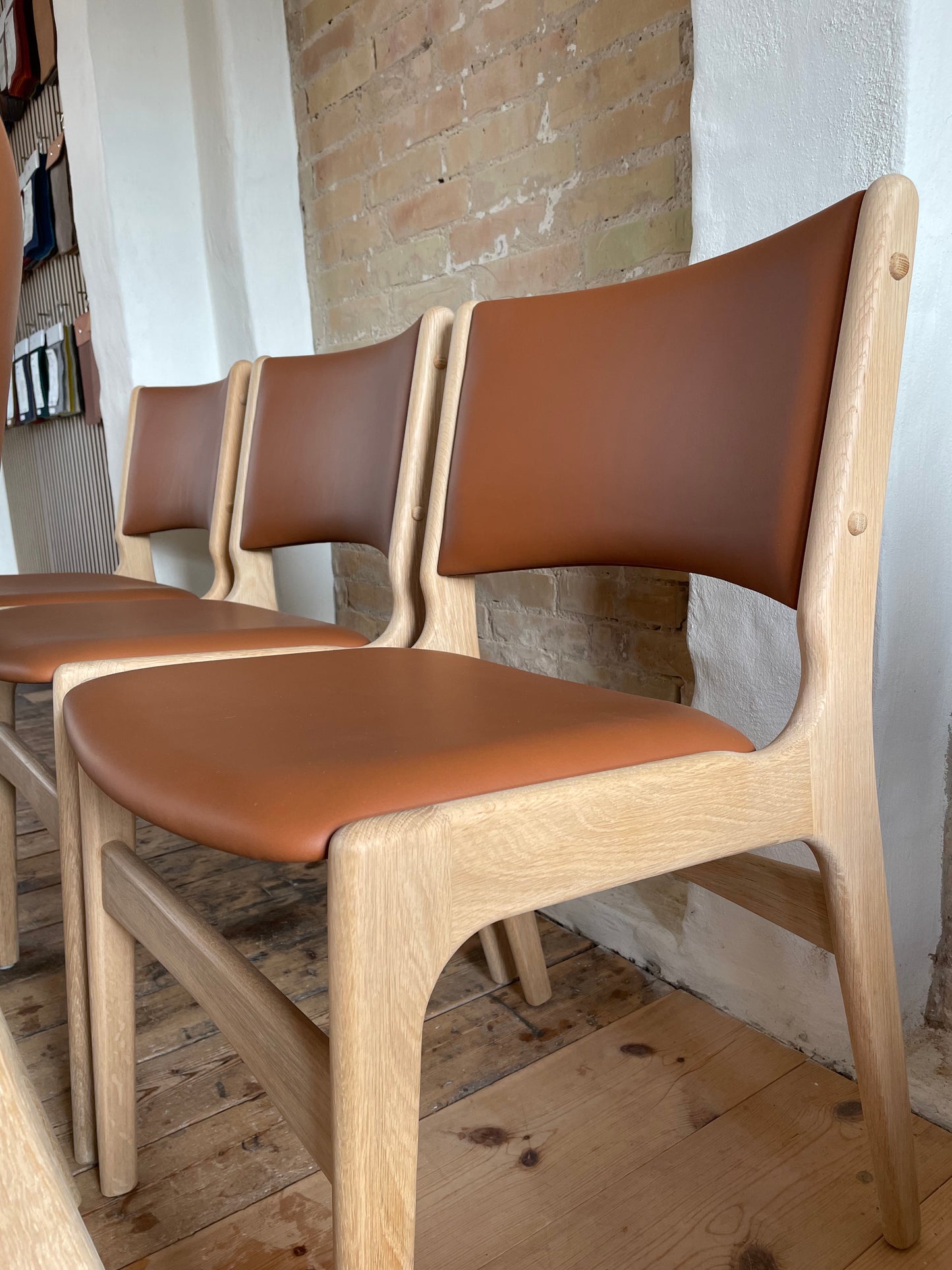 Ompolstring af Erik Buch model 89 i semi-anilin læder fra CAMO