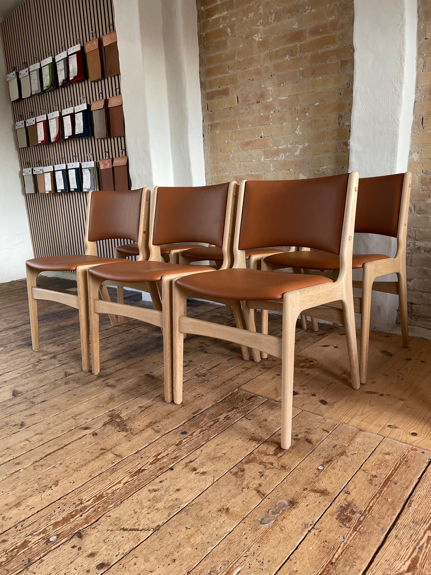 Ompolstring af Erik Buch model 89 i semi-anilin læder fra CAMO