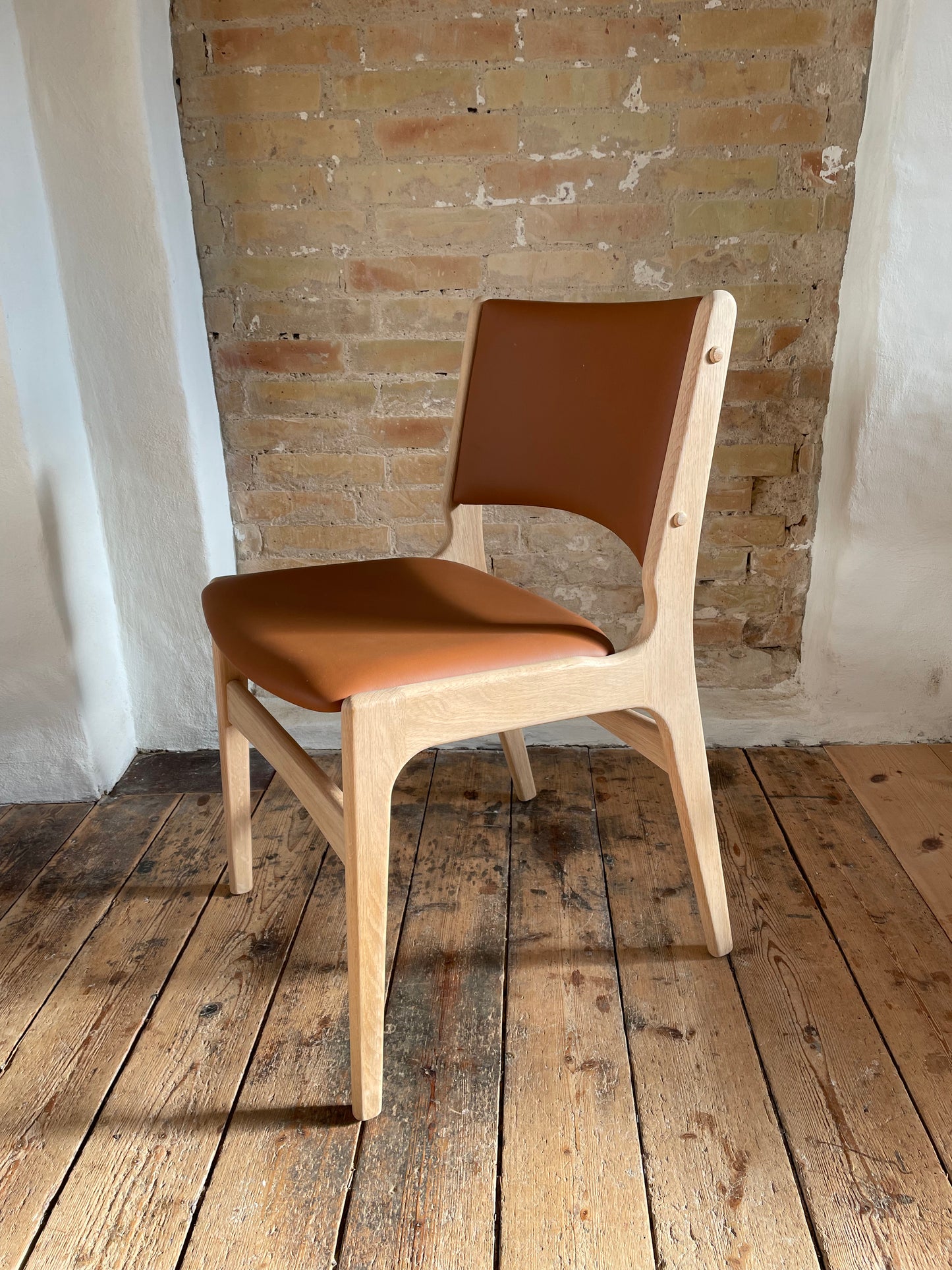 Ompolstring af Erik Buch model 89 i semi-anilin læder fra CAMO