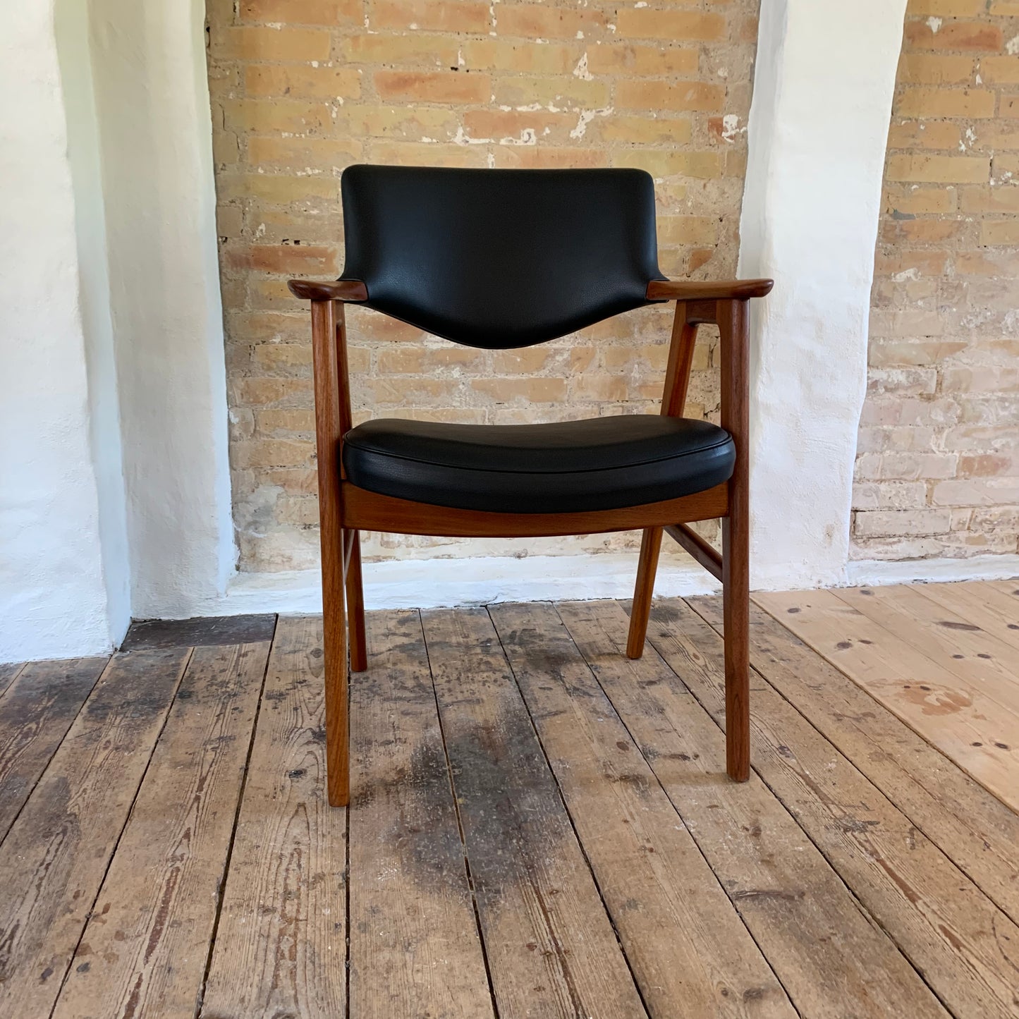 Afslibning af Erik Kirkegaard model 43 i teaktræ