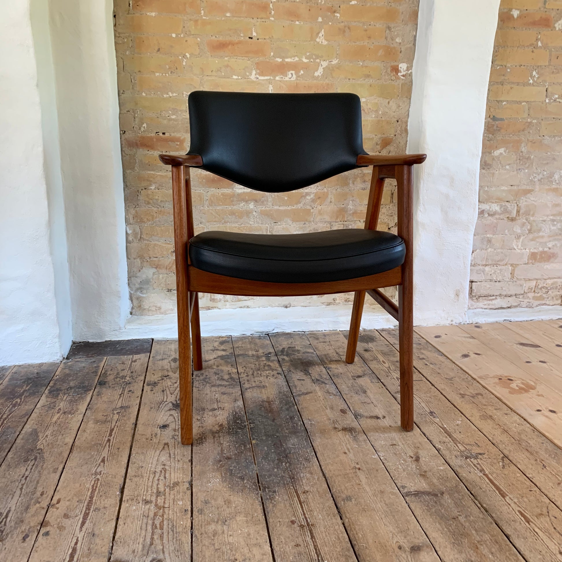 Afslibning af Erik Kirkegaard model 43 i teaktræ