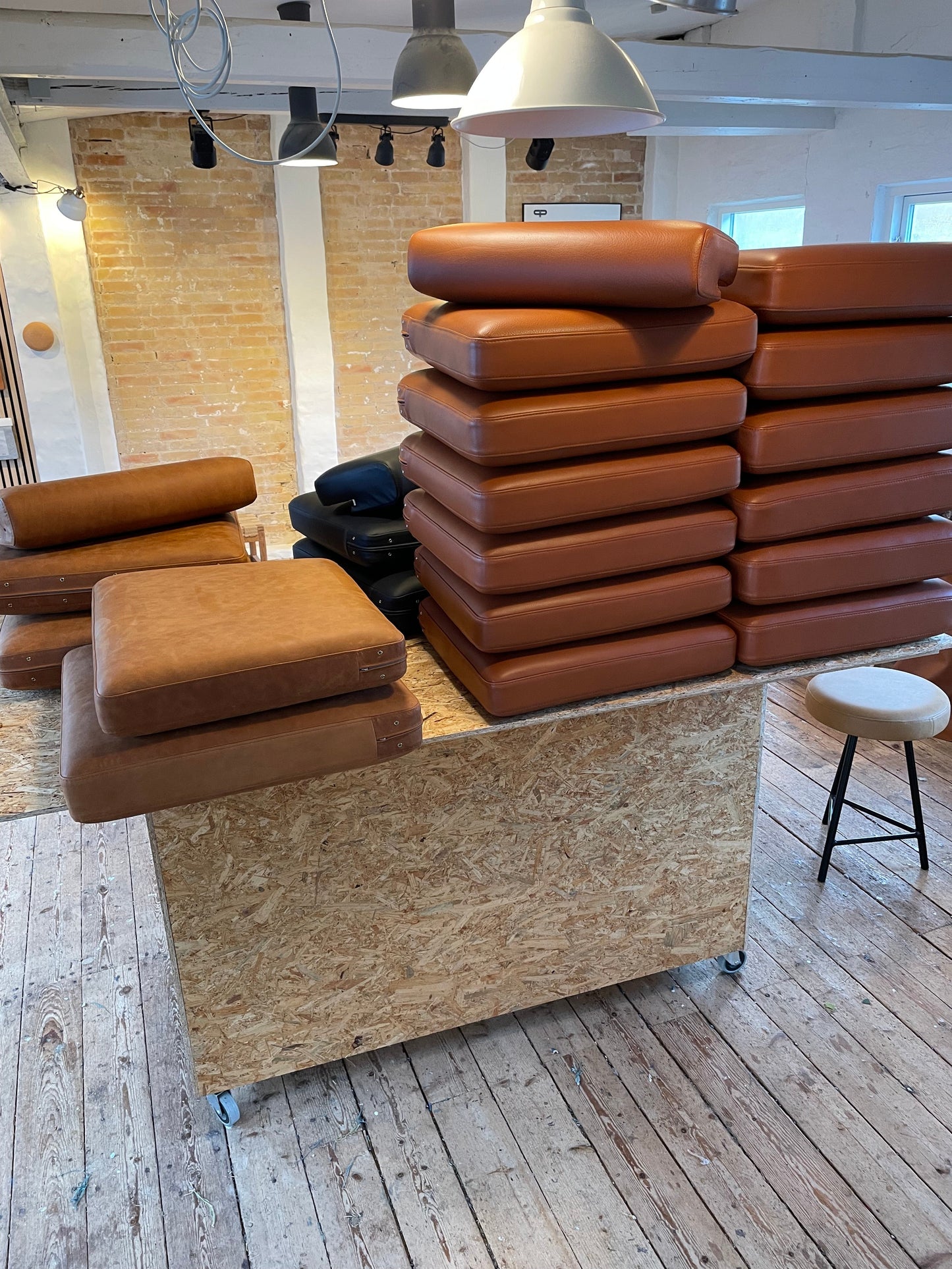 SEMI-ANILIN FRA KVADRAT - NYE HYNDER TIL WEGNER GE290