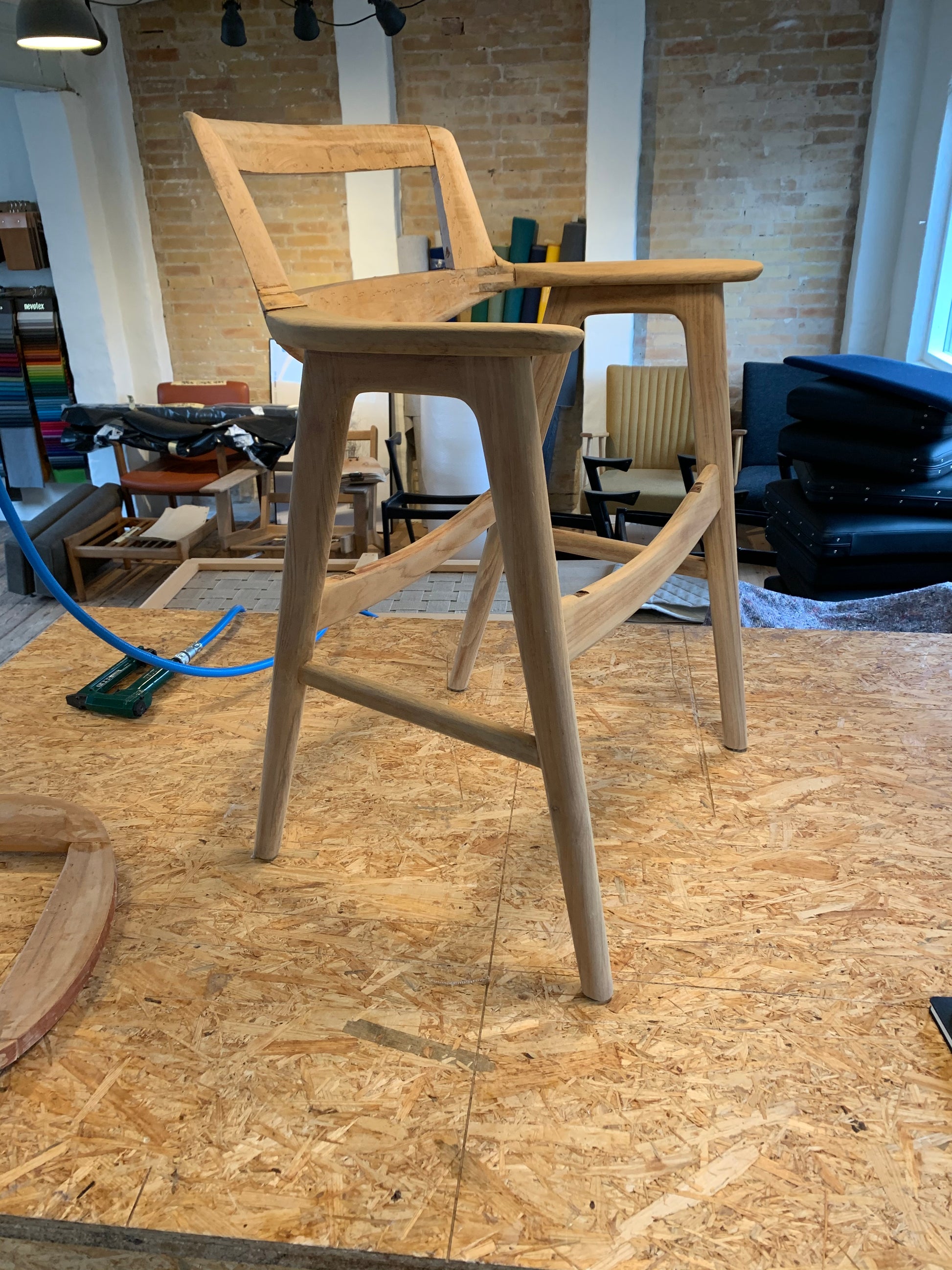 Afslibning af Erik Kirkegaard model 43 i teaktræ