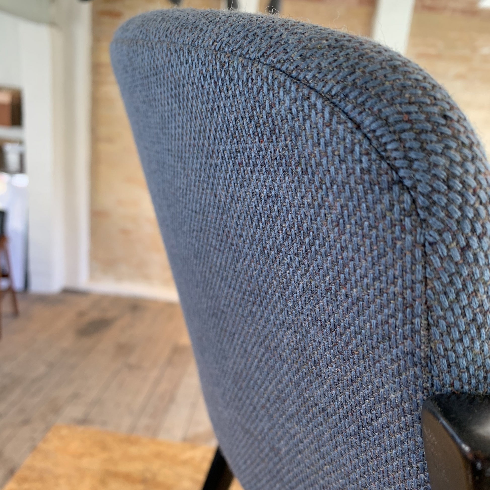 Kai Kristiansen med vipperyg model 42 ompolstret i ReWool fra Kvadrat