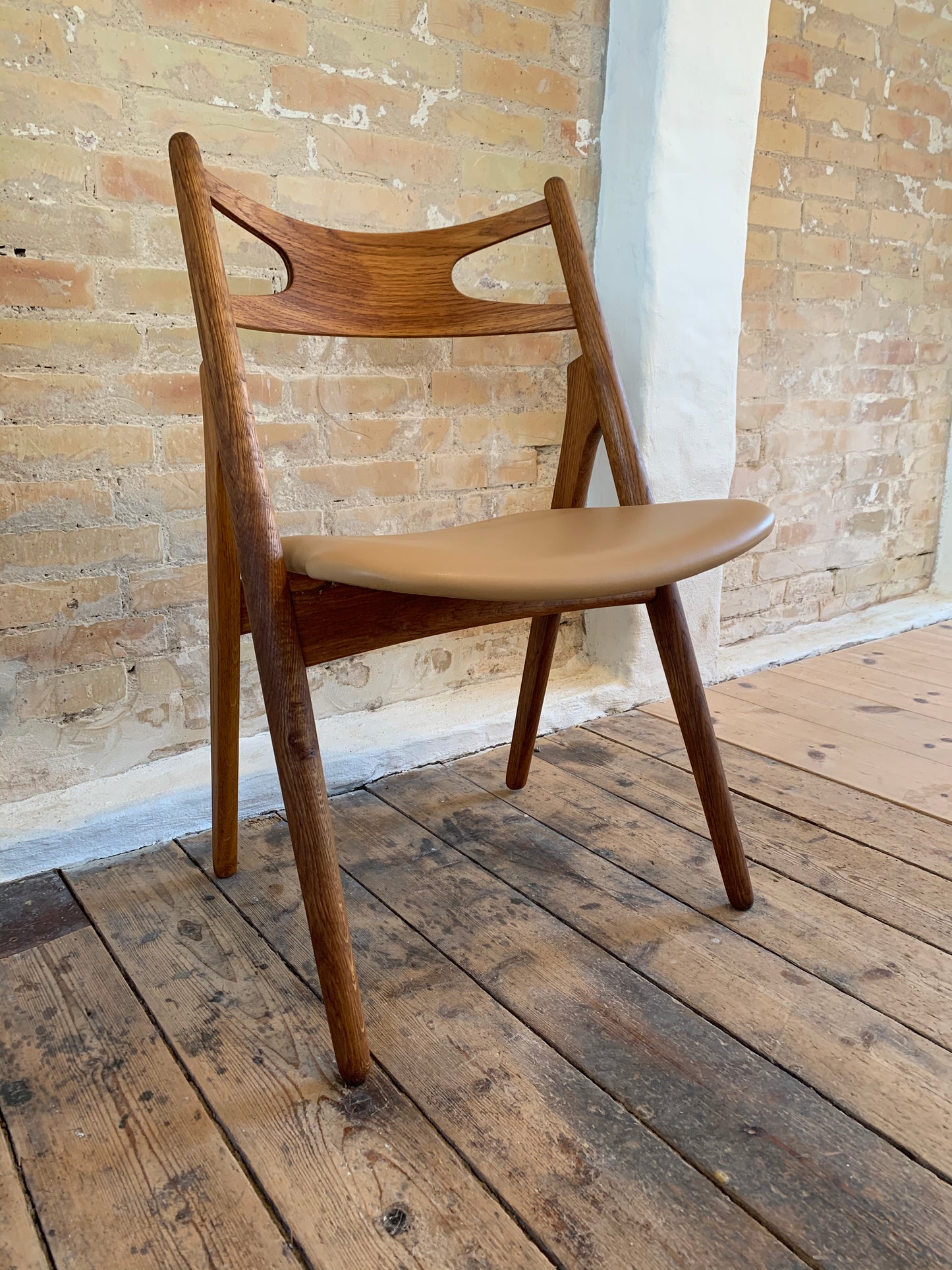 Hans J Wegner Savbukkestol CH29 ompolstring i læder