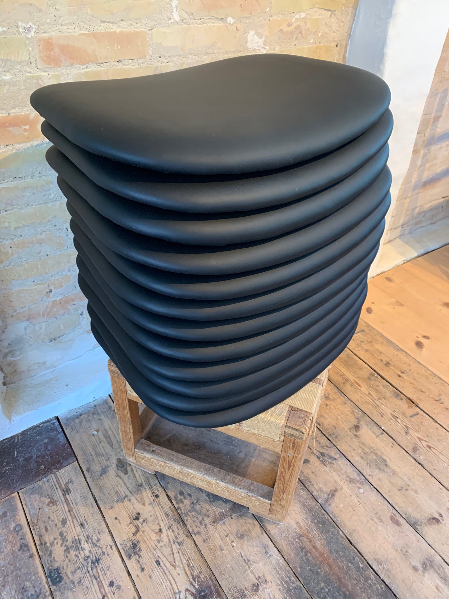 Stolesæder ompolstret i læder med nyt koldskum