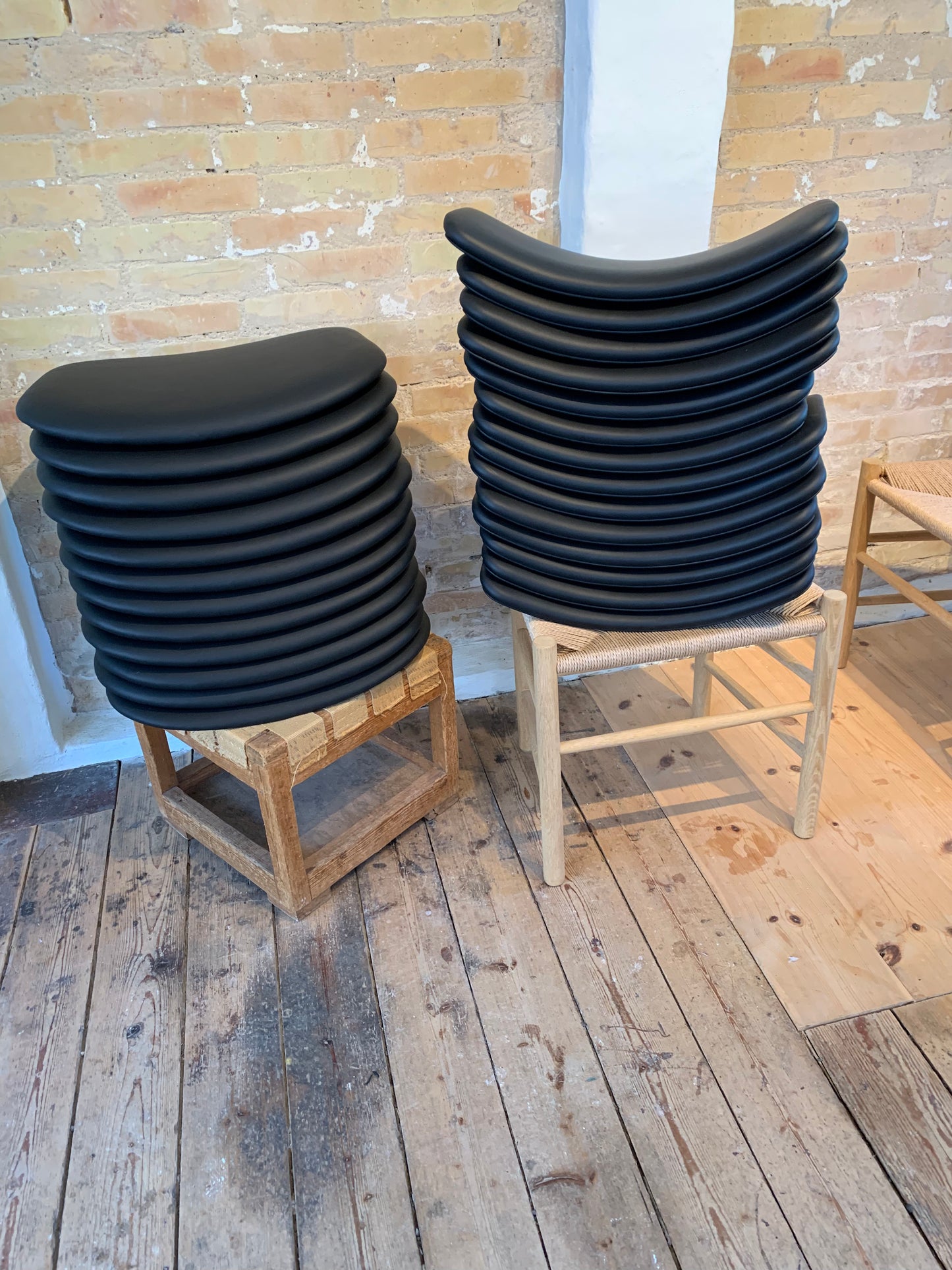 Rygge og stolesæder ompolstret i sort semi-anilin læder