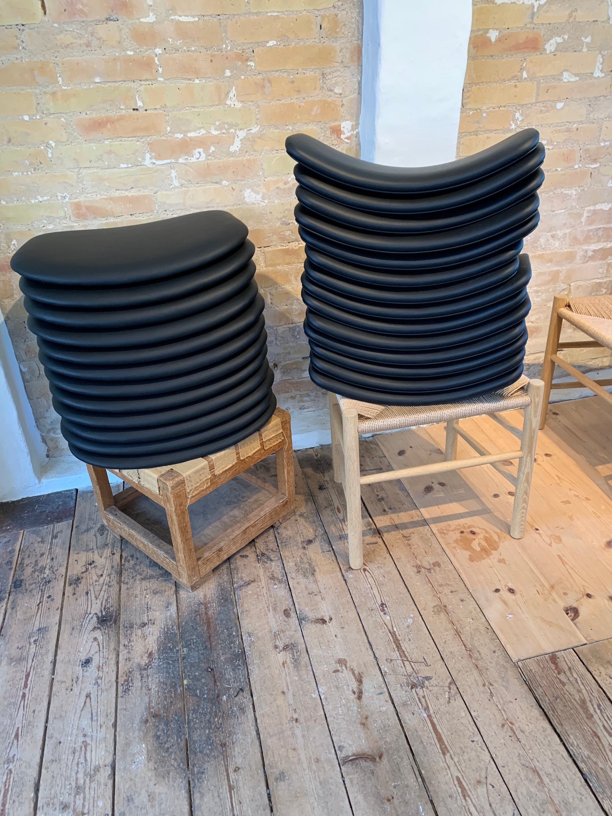 Rygge og stolesæder ompolstret i sort semi-anilin læder