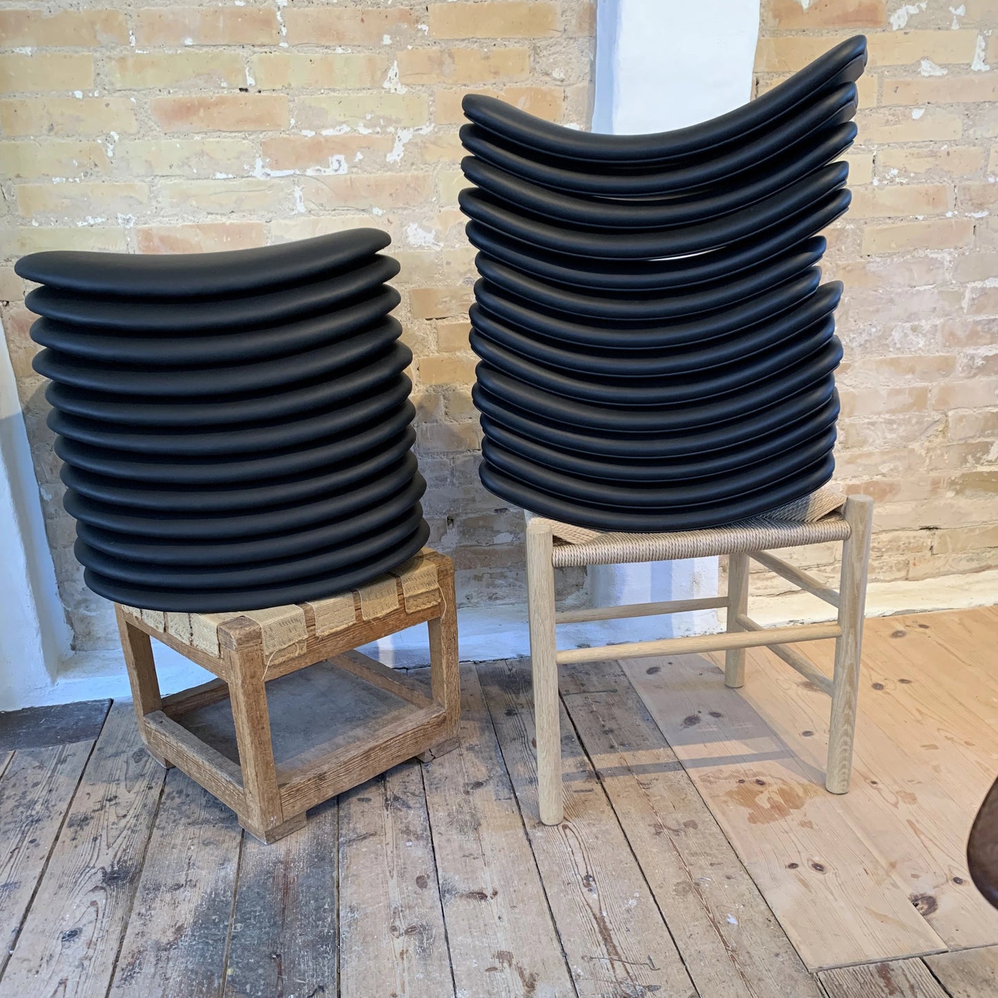 Sæder og rygge ompolstret i læder