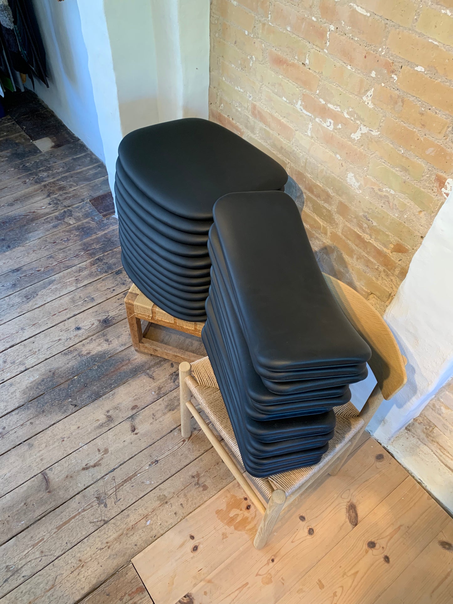 Erik Buch model 49 ompolstret I sort semi-anilin læder