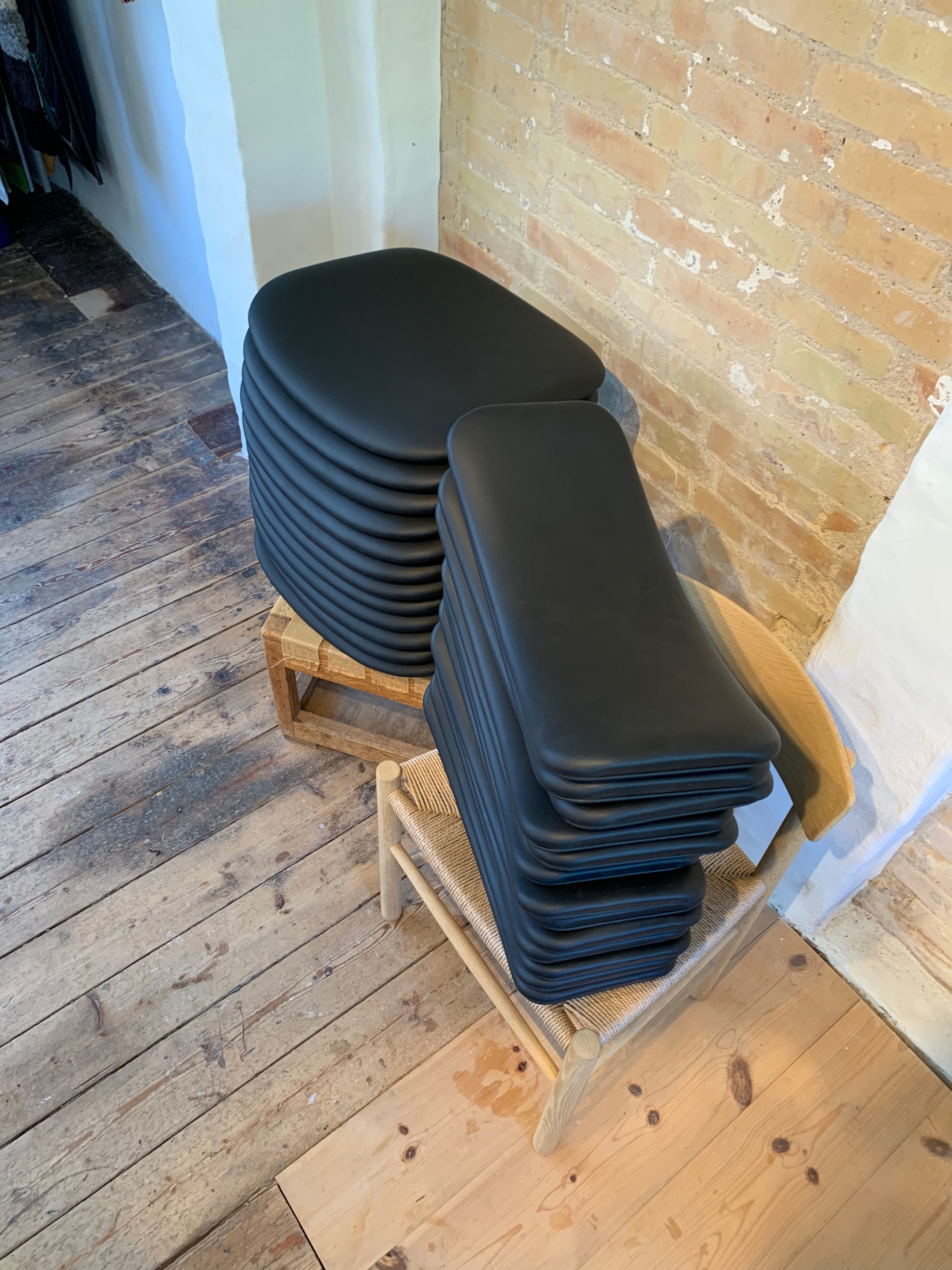 Erik Buch model 49 ompolstret I sort semi-anilin læder