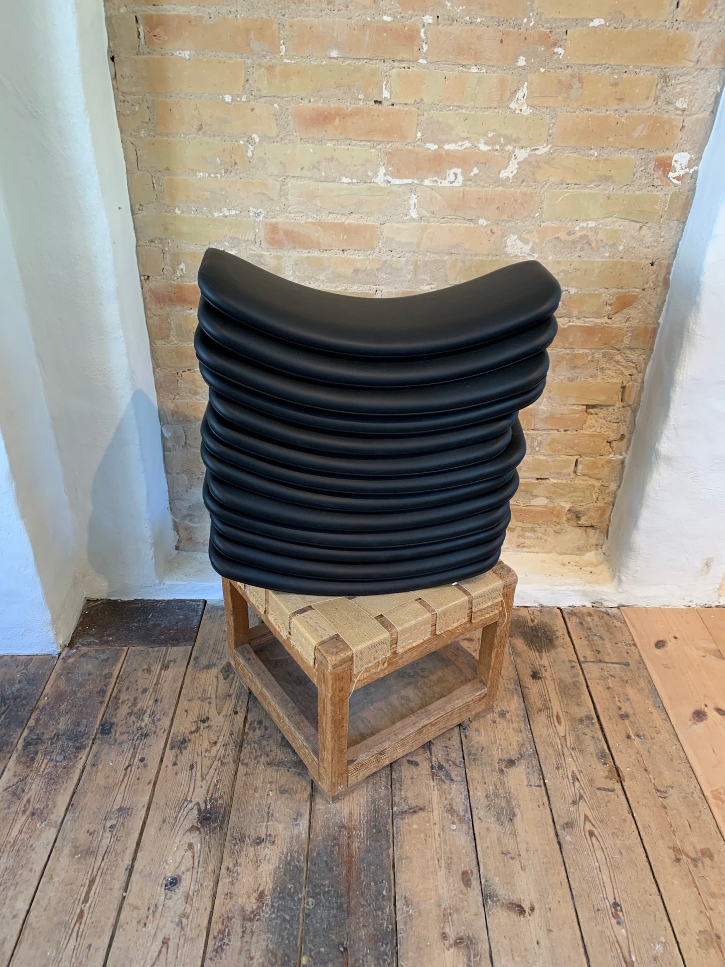 Rygge ompolstret I sort læder