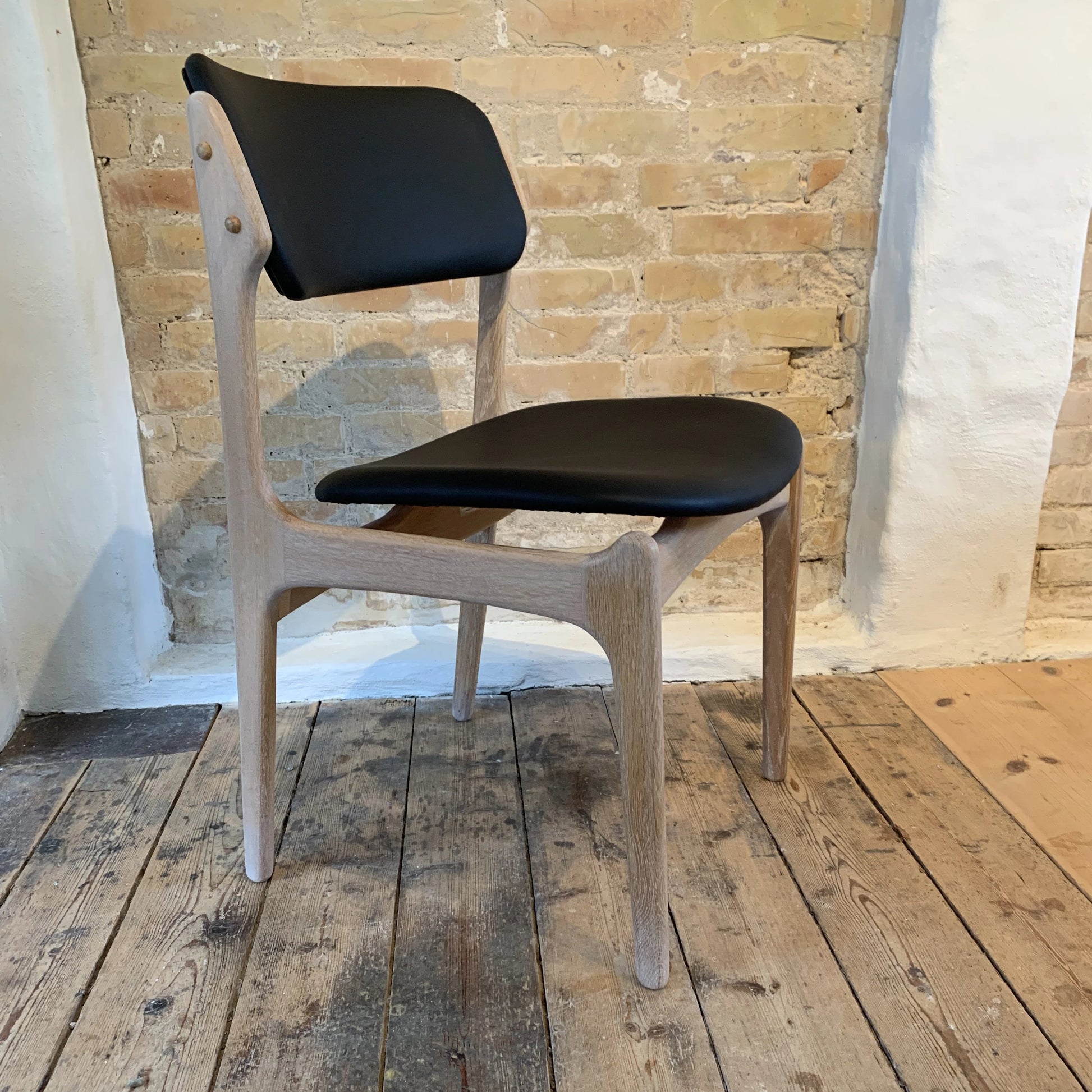 Erik Buch model 49 ompolstret i læder