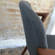 Indlæs billede til gallerivisning KK42 ompolstret i kvadrat stof