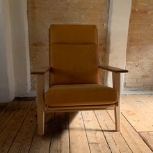 Indlæs billede til gallerivisning GE290A høj lænestol med nye hynder. 